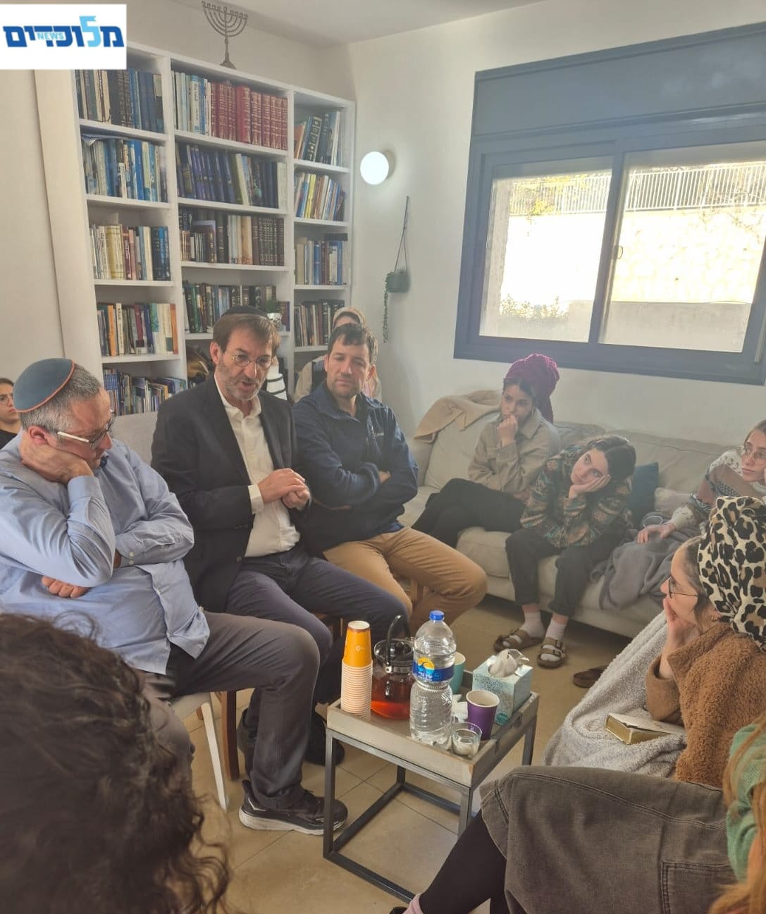 ח"כ בועז ביסמוט בניחום אבלים אצל אלמנתו של סרן איתן ישראל שכנזי